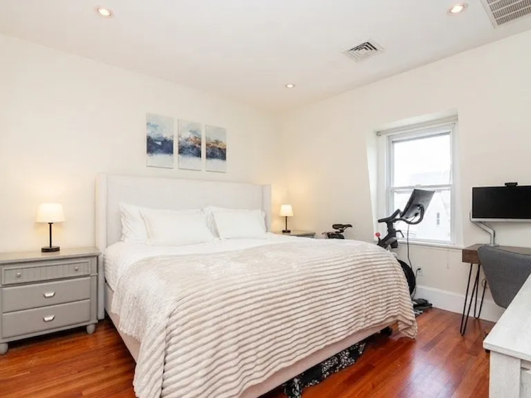 340 W 3rd St #3 — Photo 10