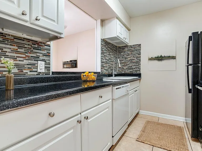 Chateau Apartments — Photo 32