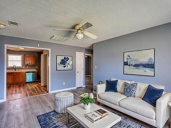 3rd image of 2317 Laura Ct NE