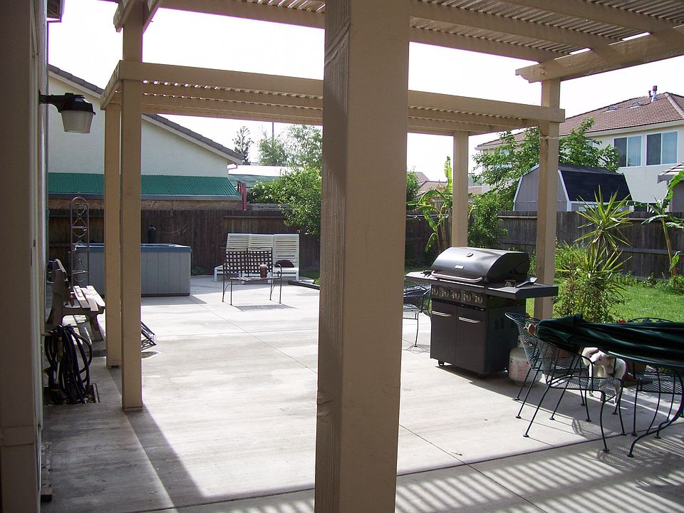 Backyard w/pergola.