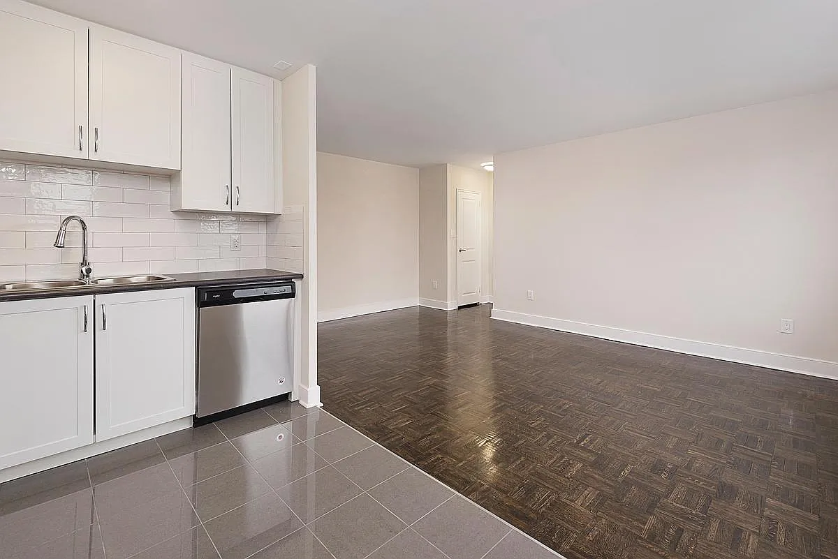 1636 Gerrard Street East — Photo 4