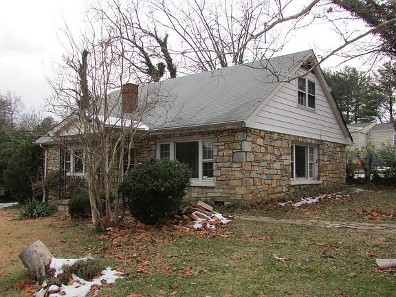 2nd image of 208 Robinson St