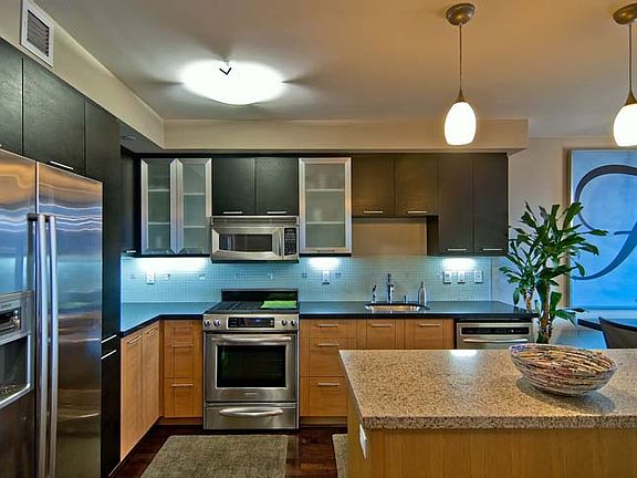 2nd image of 170 King St Unit 709
