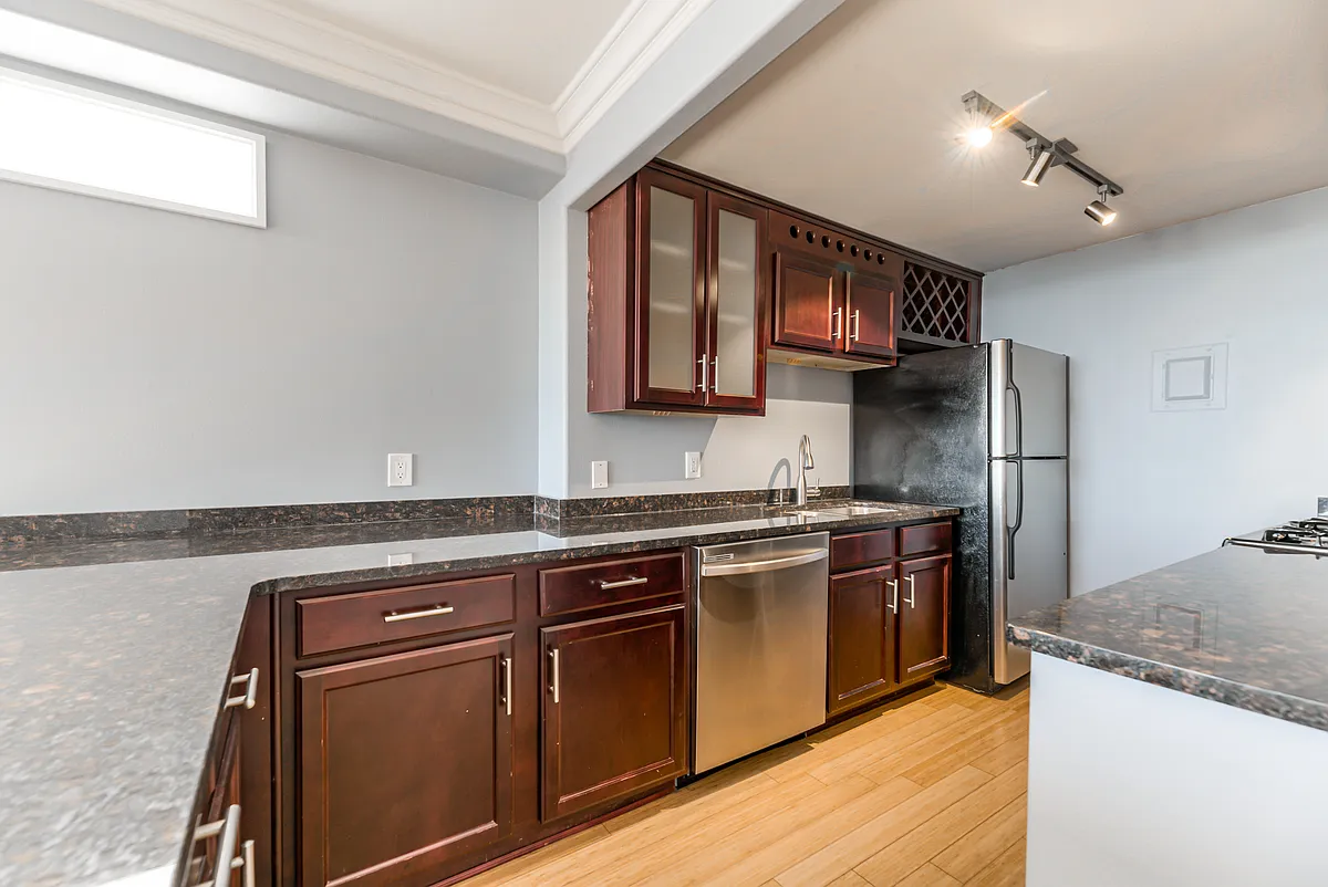 Building Photo - 700 E 8th St #16-O