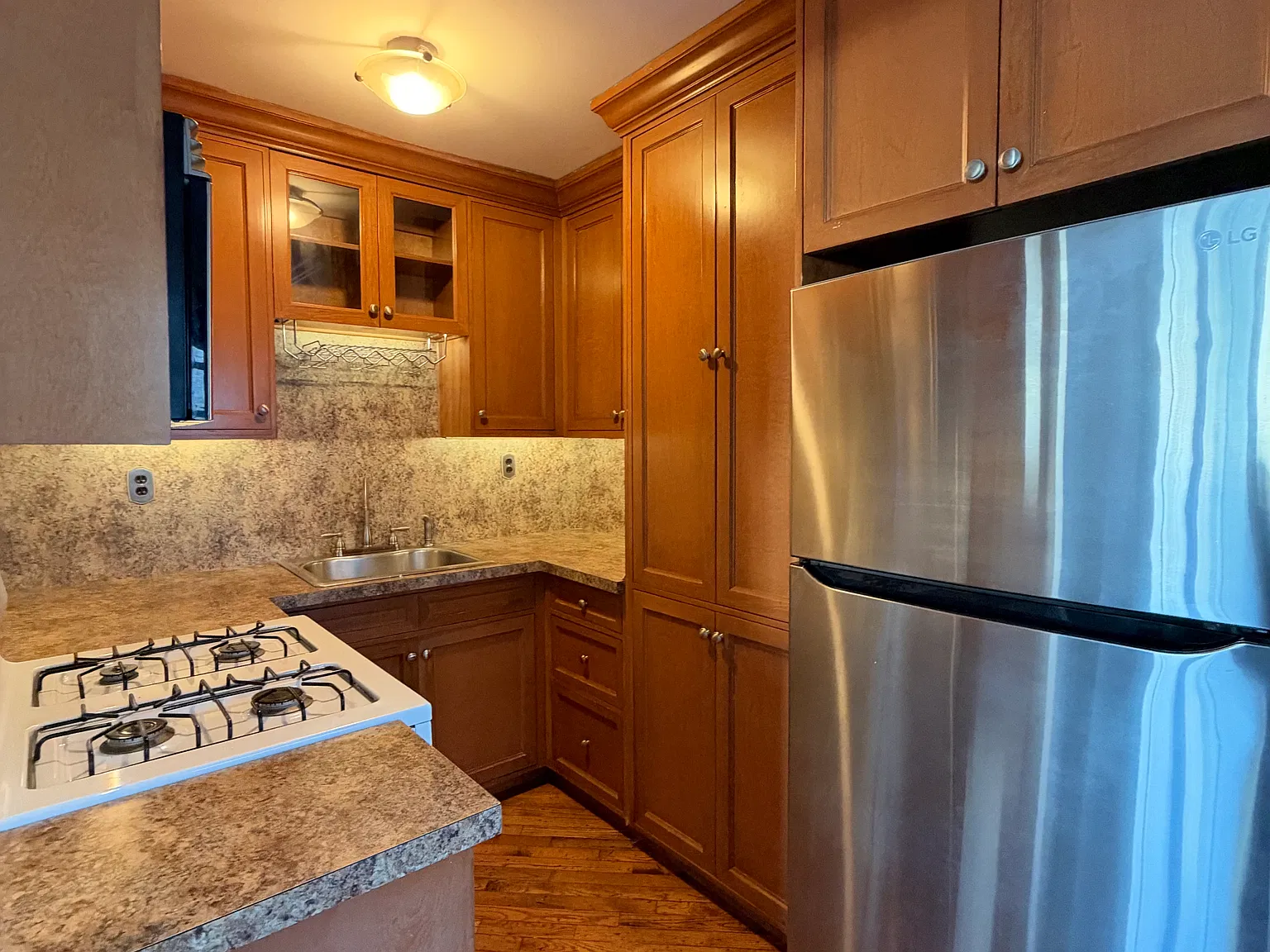 1 bed, 700 sqft, $1,800 — Photo 3