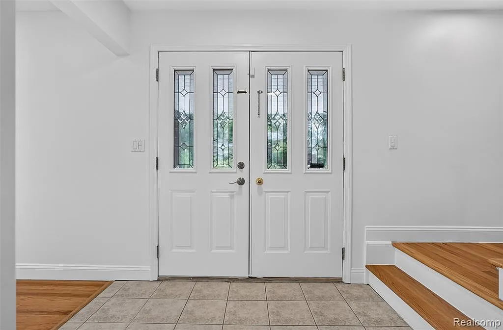 4 bed, 4.0 bath, 3096 sqft, $3,800 — Photo 2