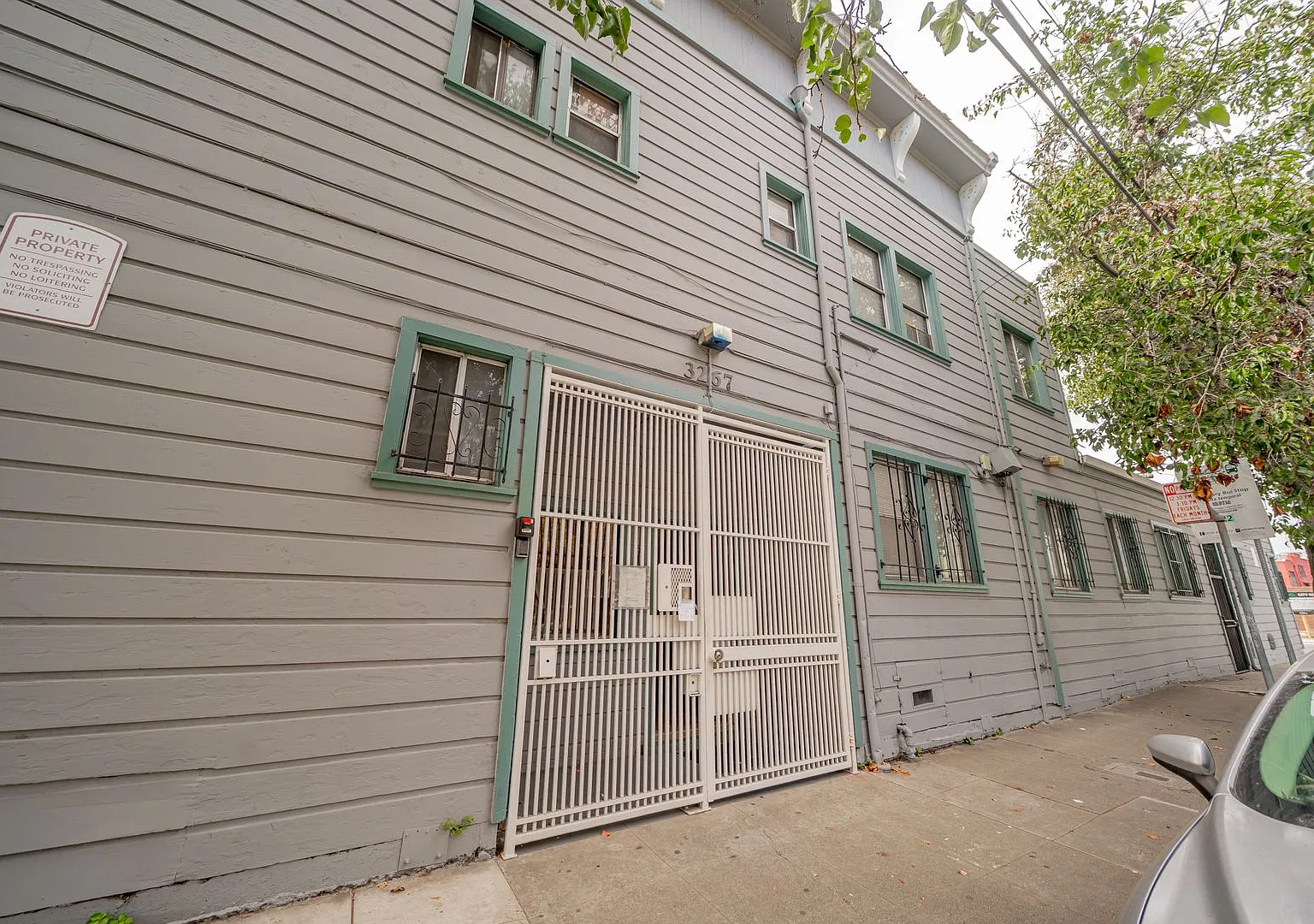 3267 Hollis St — Photo 1