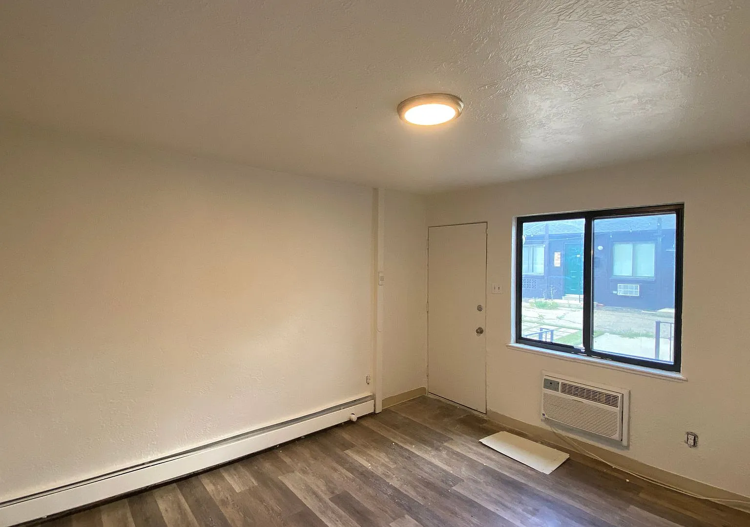 1 Bedroom 1 Bathroom Ready for Move In! — Photo 3