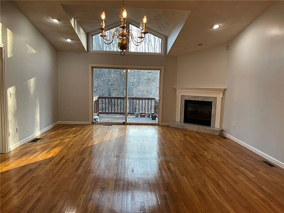 4th image of 6 Lees Farm Commons Dr