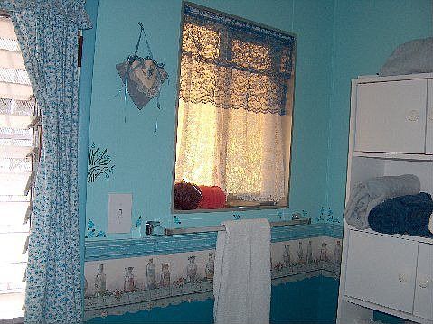 MASTER BATH WITH PATIO / POOL ACCESS