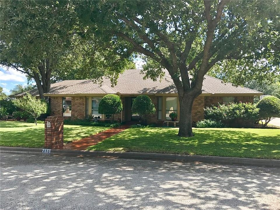 1st image of 2550 Woodlake Dr