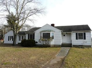 8 Glover Ave, Newtown, CT 06470