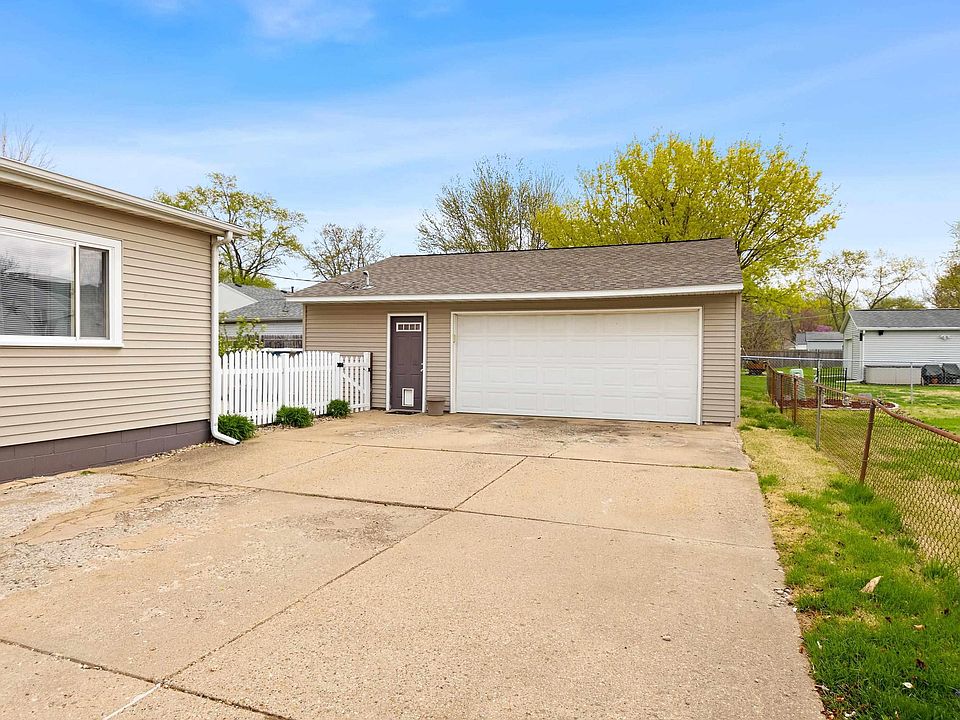 1912 Memorial Dr, Pekin, IL 61554 Zillow