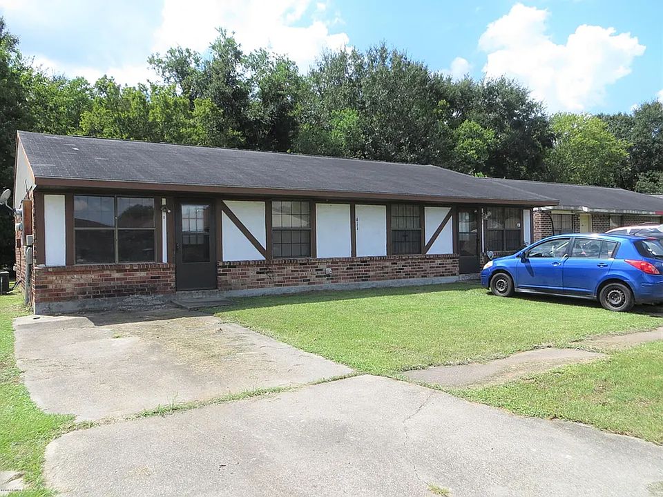1st image of 411 Knollwood Cir APT A
