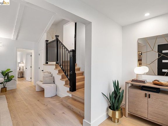 4th image of 4207 Laguna Ave