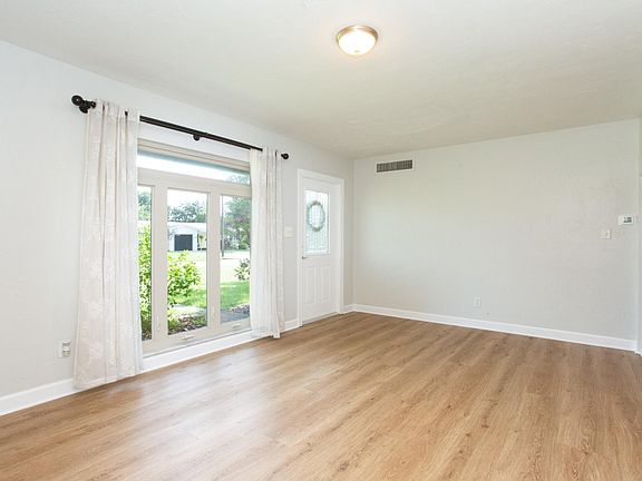 5th image of 734 43rd Ave NE
