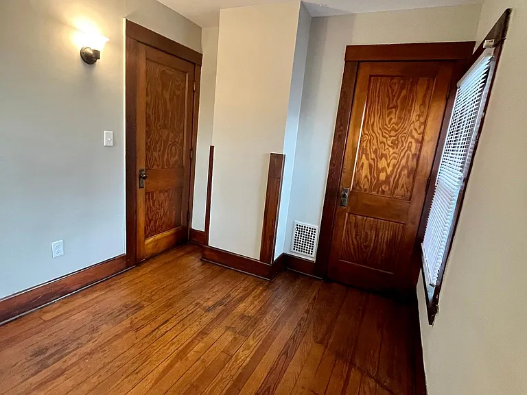 1117 College St — Photo 18