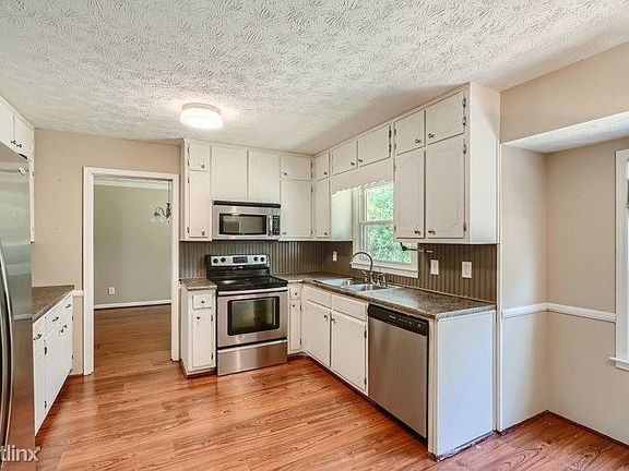 3rd image of 2589 Kensington Dr