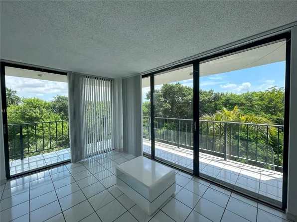 9682 Fontainebleau Blvd APT 410, Miami, FL 33172