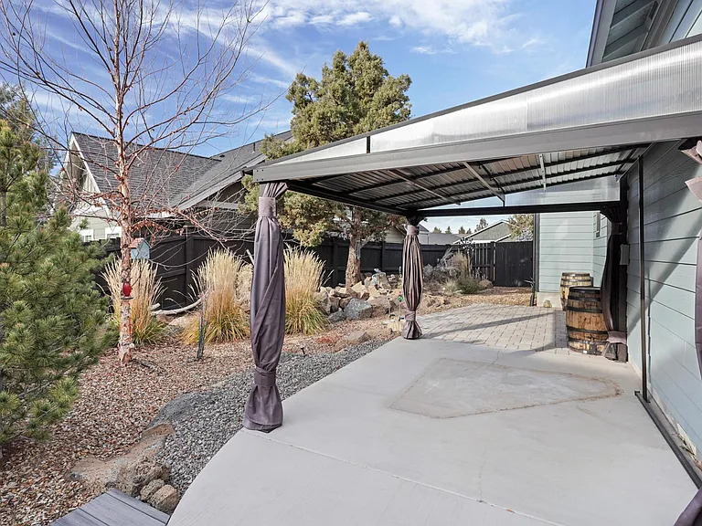 2247 NE Indigo Ln — Photo 31