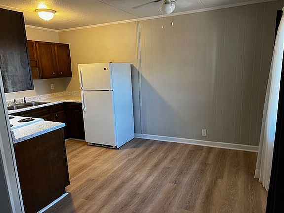 2nd image of 776 Lawrence Ave