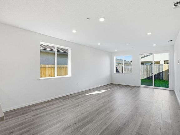 4th image of 1544 Edgewood Ln