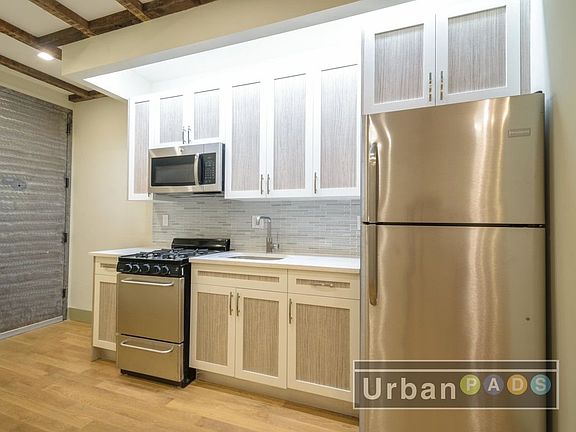 3rd image of 1627 Saint Johns Pl APT 1R