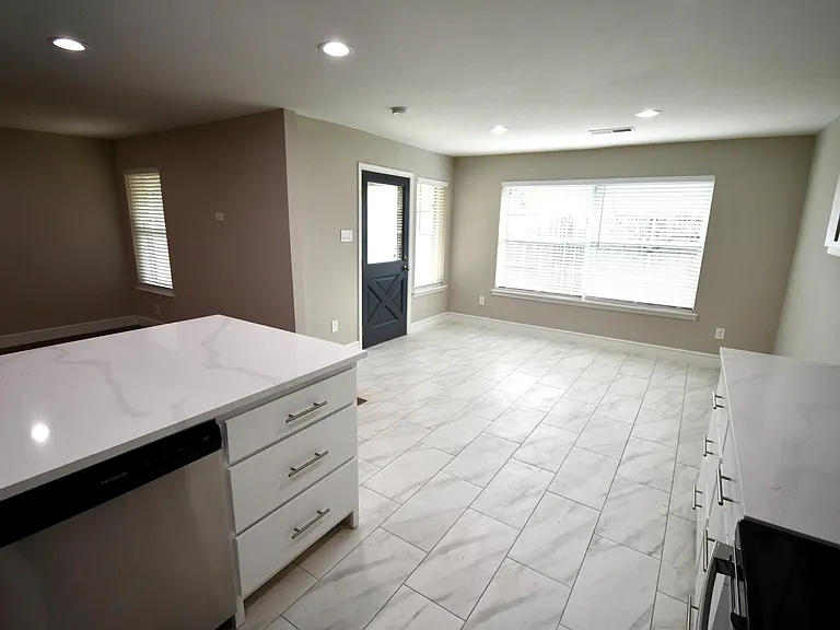 1204 Jeffery Trl — Photo 6