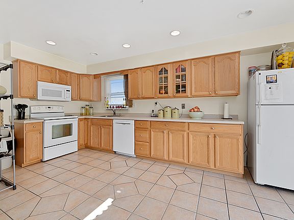 5th image of 2672 Evergreen St