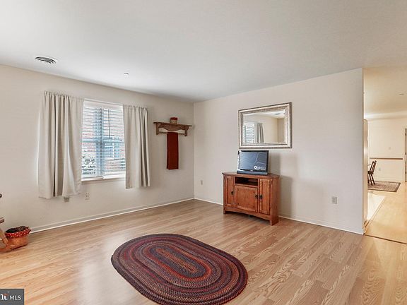 4th image of 313 Winding Oak Dr