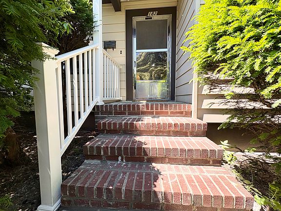 2nd image of 182 Roosevelt St