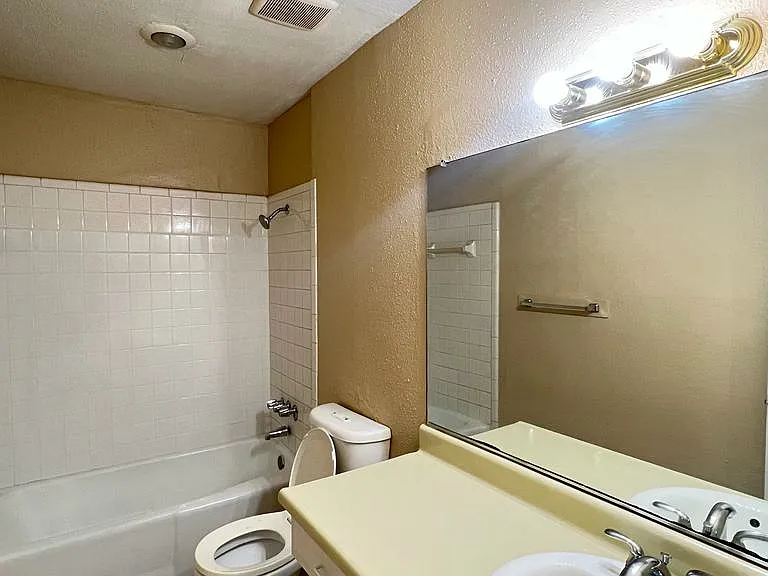 Handley Oaks Apartments — Photo 9