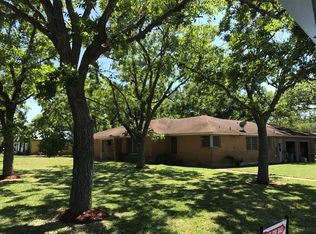 609 N Center St, Weimar, TX 78962