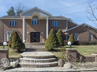 71 Woods Dr, Roslyn, NY 11576