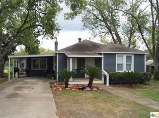208 Nieman St, Yoakum, TX 77995