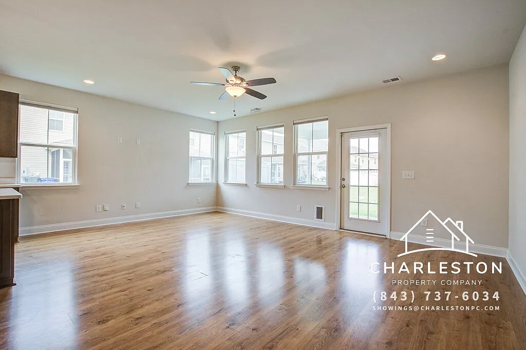 3 bed, 2.5 bath, 2010 sqft, $2,195 — Photo 3