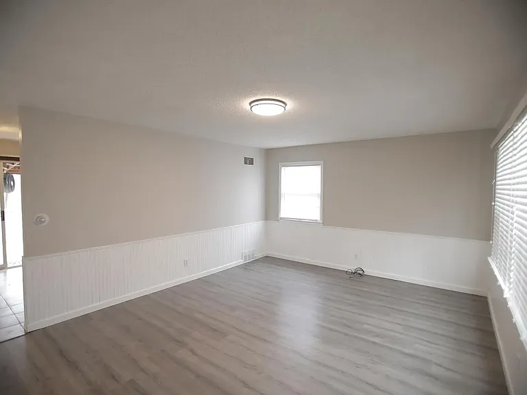 907 S Whittier Rd — Photo 2