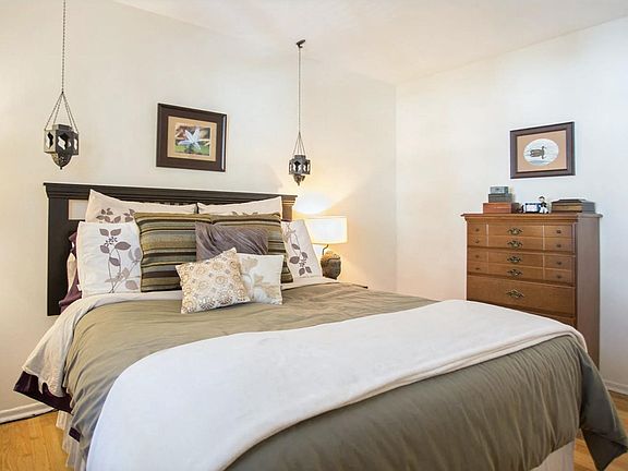 3rd image of 526 W Oakdale Ave #215