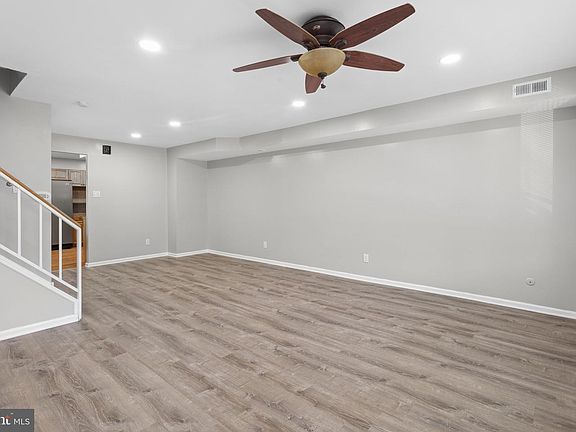 2nd image of 3947 Gloucester Ct