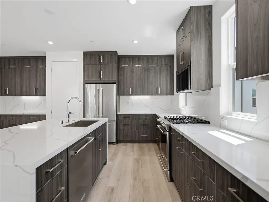 3 bed, 2.5 bath, 1458 sqft, $3,750 — Photo 3