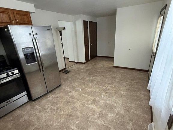 4th image of 74 Vandenberg Ave #2