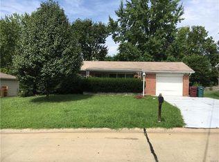 18 Sennawood Dr, Fenton, MO 63026