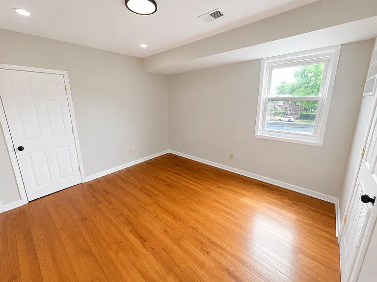 10-12 Nursery St #2L — Photo 8