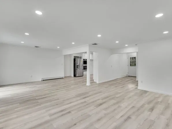 (undisclosed Address), Coram, NY 11727