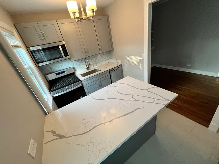 Laurel St — Photo 2