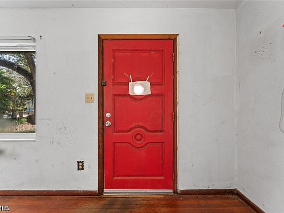 4th image of 122 Evergreen Rd