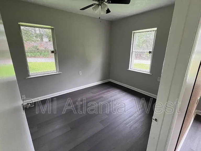139 Lawton St SW — Photo 3