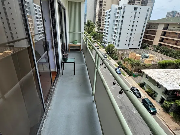 445 Kaiolu St APT 710, Honolulu, HI 96815