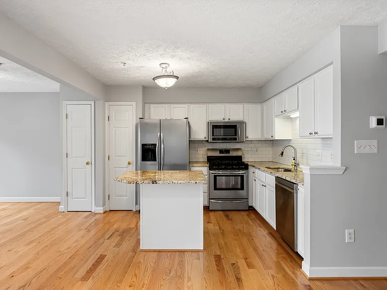 2716 Mapleview Ct — Photo 5