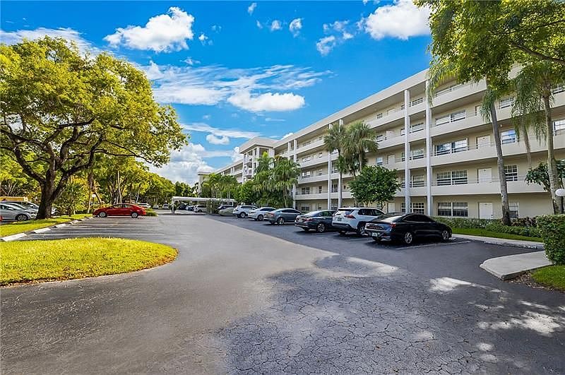 1st image of 804 Cypress Blvd APT 206